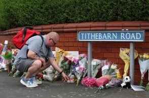 Λίγα λουλούδια και αρκουδάκια έξω από το σημείο της επίθεσης με μαχαίρι στη Βρετανία