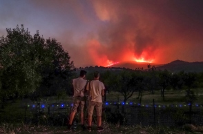 Φωτιά στην Εύβοια: Ολονύχτια μάχη με τις φλάγες