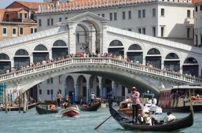 Η Βενετία θα περιορίσει στα 25 άτομα τα τουριστικά γκρουπ - Για να προστατευθεί η ποιότητα ζωής των κατοίκων - Αντιμέτωποι με πρόστιμα οι παραβάτες. 