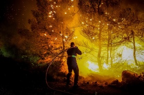 Πυροσβέστης επιχειρεί με μάνικα στην Εύβοια