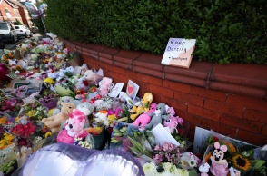 Λουλούδια και αρκουδάκια έξω από τον χώρο του εγκλήματος στο Southport στη Βρετανία