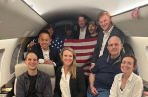 Αμερικανοί κρατούμενοι επιστρέφουν από τη Ρωσία στις ΗΠΑ και ποζάρουν με χαμόγελο μέσα στο αεροπλάνο