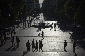 Σκιές πολιτών στο Σύνταγμα