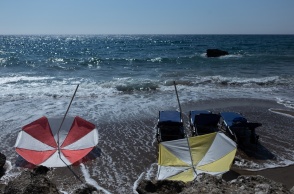 Αναποδογυρισμένες ομπρέλες σε παραλία και έντονος κυματισμός λόγω των μελτεμιών