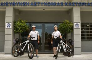 Καστοριά: Αστυνομικοί ποδηλάτες και γνώστες ξένων γλωσσών στο πλευρό πολιτών και τουριστών - Πραγματοποιούν καθημερινές περιπολίες. 