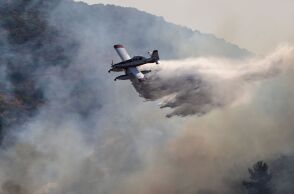 Φωτιά ξέσπασε σε χαμηλή βλάστηση στο Μαρκόπουλο Αττικής - Μεγάλη κινητοποίηση της Πυροσβεστικής - Στη μάχη με τις φλόγες και εναέρια μέσα. 