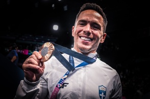 Ο Λευτέρης Πετρούνιας μετά την απονομή του χάλκινου μεταλλίου