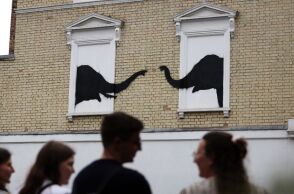 Ο Banksy αποκαλύπτει δεύτερο έργο μέσα σε 24 ώρες στο Λονδίνο - Δύο ελέφαντες ζωγραφισμένοι σε παράθυρα στο Τσέλσι μετά την εμφάνιση τοιχογραφίας με κατσίκα.