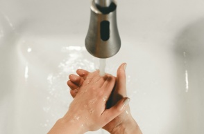 Γυναίκα πλένει τα χέρια της κάτω από τη βρύση