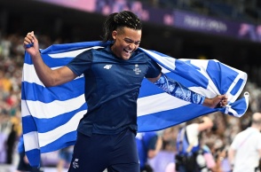 Ο Εμμανουήλ Καραλής με την ελληνική σημαία πανηγυρίζει μετά την κατάκτηση του χάλκινου μεταλλίου