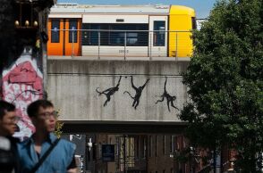 Τρίτο έργο του Banksy μέσα σε τρεις μέρες εμφανίστηκε στο Λονδίνο - Τρεις πίθηκοι σε γέφυρα πάνω από την οδό Μπρικ Λέιν.