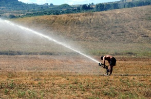 Άτομο δημιουργεί τεχνητή βροχή για το πότισμα