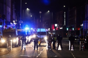 Αστυνομικές αρχές παραταγμένες σε δρόμο της Βρετανίας