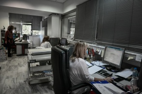 Εργαζόμενοι στα γραφεία τους σε ΔΟΥ