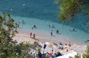 Λουόμενοι σε παραλία