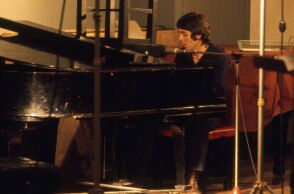 Πολ ΜακΚάρτνεϊ: Στους κινηματογράφους τον Σεπτέμβριο το ντοκιμαντέρ «One Hand Clapping» - Με σπάνιο υλικό από τις ηχογραφήσεις των Wings στο στούντιο Abbey Road