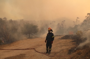 Μαίνεται η μεγάλη φωτιά στην Αττική