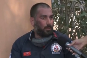 Φωτιά στην Αττική: Εξαντλημένος πυροσβέστης περιγράφει τις συνθήκες