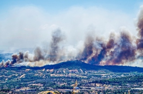 Μαίνεται η φωτιά στην Αττική: Πώς θα είναι ο καιρός τις επόμενες ώρες