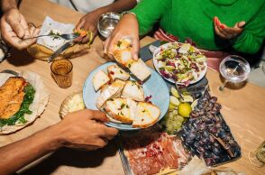 Το Timeleft είναι ένα app που διοργανώνει δείπνα μεταξύ αγνώστων 