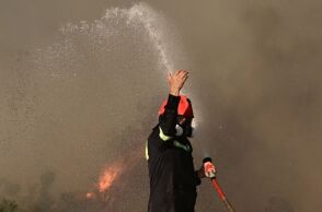 Φωτιά στη Γλυφάδα: Πρόστιμο 4.640 ευρώ στους δύο ανήλικους που συνελήφθησαν για πυρκαγιά από πρόθεση - Οδηγούνται στον εισαγγελέα.