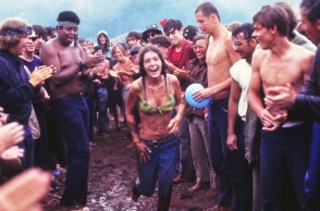 55 χρόνια Woodstock: Πώς η κορύφωση του κινήματος της αντικουλτούρας μετατράπηκε στην απόλυτη φαντασίωση ενός χούλιγκαν