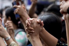 Ινδία: Διαδηλώσεις σε ολόκληρη τη χώρα μετά τον βιασμό και τη δολοφονία 31χρονης γιατρού - Πορείες με σύνθημα «Διεκδικούμε τη Νύχτα».