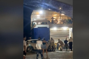 Άνδρος: Επιβάτες έσπρωξαν αυτοκίνητο από πλοίο που δεν μπορούσε να δέσει