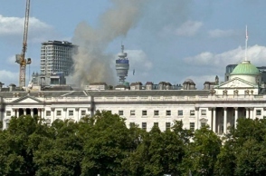 Φωτιά τώρα στο εμβληματικό Sommerset House στο κέντρο του Λονδίνου