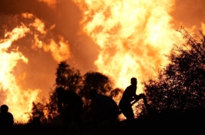 Τουρκία: Συνεχίζεται η μάχη με τις φλόγες στη Σμύρνη