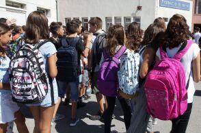 Μαθητές και μαθήτριες σε σχολείο