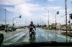 Σταγόνες βροχής στο τζάμι αυτοκινήτου 