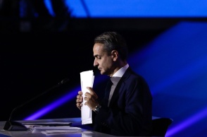 Ο Κυριάκος Μητσοτάκης κρατά τα χαρτιά του κατά τη διάρκεια της Συνέντευξης Τύπου στη ΔΕΘ το 2023