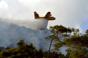 Αεροπλάνο επιχειρεί σε φωτιά