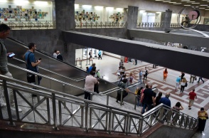 Πολίτες στο μετρό του Συντάγματος