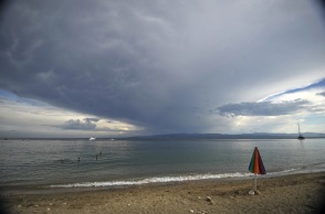 Έντονη συννεφιά και λήψη φωτογραφίας πάνω από παραλία