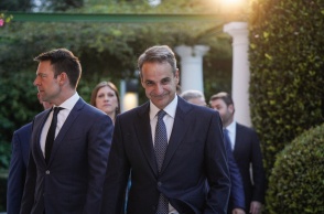 Ο Κυριάκος Μητσοτάκης και πίσω του οι υπόλοιποι πολιτικοί αρχηγοί
