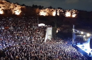 Κατάμεστο το θέατρο Πέτρας σε εκδήλωση