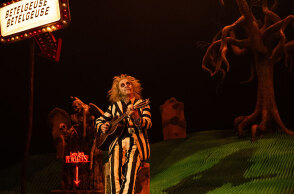 Σκαθαροζούμης σκαθαροζούμης: Ο Τιμ Μπάρτον προκαλεί ξανά χάος μεταξύ θνητών και νεκρών