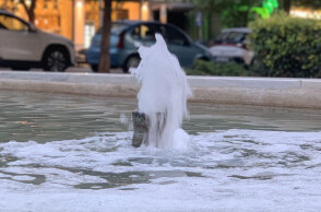 To νερό στο σιντριβάνι, και το KAOS στο Netflix