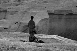 Σαρακήνικο Μήλου: Ένα photo story του φωτογράφου Πέτρου Νικόλτσου από τη φημισμένη παραλία και το νησί.