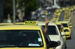 Ταξί κατά τη διάρκεια απεργειακών κινητοποιήσεων στο κέντρο της Αθήνας