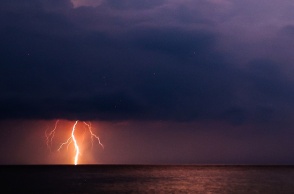 Κεραυνός πέφτει στη θάλασσα 