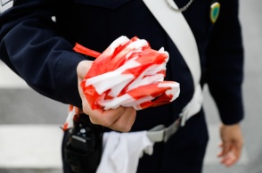 Τροχονόμος κρατά κορδέλα για το κλείσιμο της κυκλοφορίας