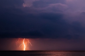 κεραυνός πέφτει στη θάλασσα