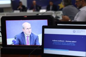 ΥΠΟΙΚ: Ενημερωτικό σημείωμα με «Ερωτήσεις και απαντήσεις» για τις 12 αυξήσεις αποδοχών και τις 12 μειώσεις φόρων - Όσα πρέπει να γνωρίζετε για τα μέτρα.