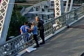 Ο Τζον Μπον Τζόβι σώζει γυναίκα που ήθελε να πηδήξει από γέφυρα 