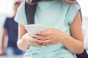 Κινητό στην τσάντα στα σχολεία και τι σχύει στην Ευρώπη