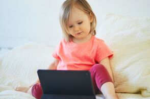Έρευνα: Ο χρόνος μπροστά στις οθόνες επηρεάζει τις γλωσσικές δεξιότητες των παιδιών -  Η σημασία της λεκτικής αλληλεπίδραση με τους γονείς.