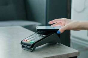 ΑΑΔΕ: E-mail σε 50.000 επιχειρήσεις για την υποχρέωση διασύνδεσης POS - ταμειακών συστημάτων - Πότε λήγει η προθεσμία, ποιο το ύψος του προστίμου.